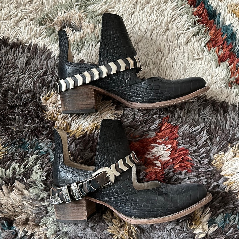 Freebird Blade booties black croco